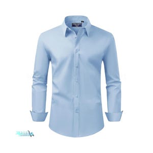 Op de afbeelding: Een lichtblauw overhemd met lange mouwen en een klassieke kraag. Het overhemd heeft een getailleerde pasvorm en manchetten met knopen. Het overhemd is gemaakt van een gladde stof en is geschikt voor formele of informele gelegenheden.