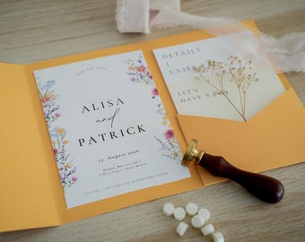 以下が含まれることがあります： フローラルデザインと「ALISA and PATRICK」の名前が特徴のウェディング招待状セット。招待状、詳細カード、黄色の封筒が含まれています。ワックスシールとワックスビーズも含まれています。