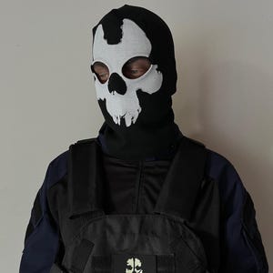 COD Ghosts Ajax Operator Cosplay Set – Tactical Mask, Combat Vest with Ammo Pouches, Airsoft Ghost Shirt & Bonus Sticker – Halloween Outfit