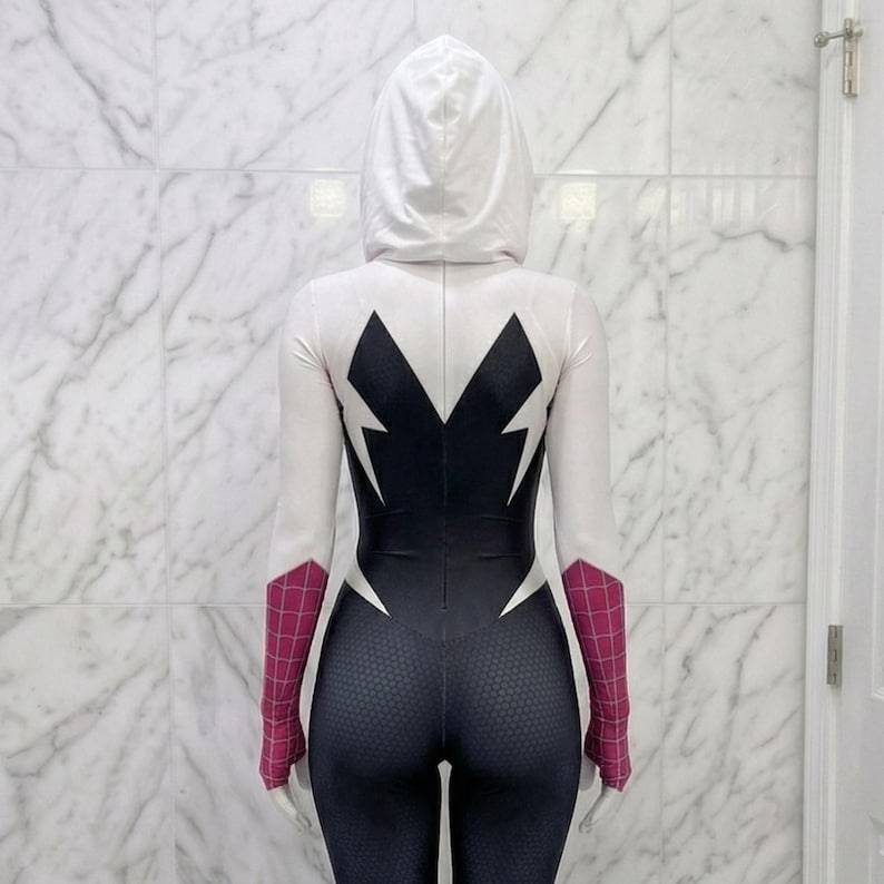 Op de afbeelding: Een rustiek houten bord met de tekst "Welcome to our home" in een handgeschreven stijl. Het bord is wit geschilderd met een verweerde afwerking en heeft een decoratief bloemmotief in de hoek. Het bord is ontworpen om aan de muur te hangen.