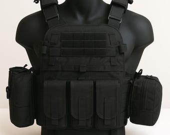 Puede incluir: Chaleco táctico negro con múltiples bolsillos y correas, exhibido en un maniquí negro. El chaleco presenta un diseño modular con varios compartimentos para transportar equipo. El chaleco está diseñado para protección y utilidad.