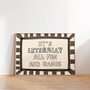 Pu&ograve; includere: Un quadro rettangolare con sfondo color crema e il testo nero IT'S LITERALLY ALL FUN AND GAMES. Il bordo &egrave; composto da spesse strisce verticali nere e color crema, in stile dipinto a mano, che circondano il testo centrale.
