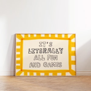 Pu&ograve; includere: Una stampa artistica da parete rettangolare con sfondo color crema e testo nero scritto a mano che recita IT'S LITERALLY ALL FUN AND GAMES. La stampa &egrave; racchiusa da un bordo giallo brillante con un motivo a strisce dipinte sui lati.