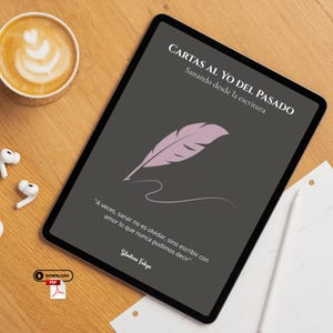 May include: A digital tablet displays a dark gray screen with the text "CARTAS AL YO DEL PASADO" and "Sanando desde la escritura". A pink feather illustration is centered. The text "A veces, sanar no es olvidar, sino escribir con amor lo que nunca pudimos decir" is below. A cup of coffee and earbuds are on the wooden surface.