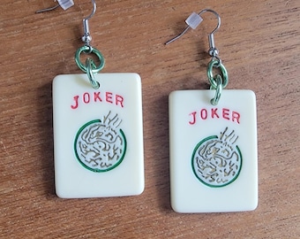 Jokers de mahjong, boucles d'oreilles en tuile de mahjong couleur ivoire avec anneaux verts, crochets d'oreilles en acier chirurgical, bijoux de mahjong, grands et légers