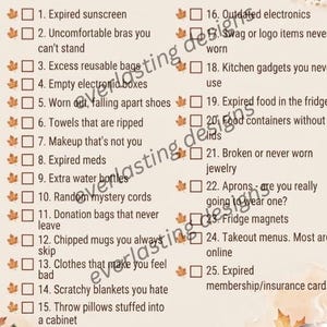 Op de afbeelding: Een printbare checklist getiteld A Calmer Fall: 25 Things to Let Go, met een lijst van items om op te ruimen met selectievakjes. Het ontwerp is versierd met herfstachtige esdoornbladeren, een pompoen en een mok met een warme drank.