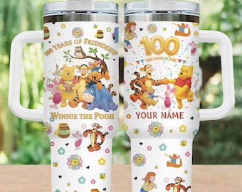 Copo térmico de 1,18 litro (40 oz) do centenário do Ursinho Pooh, copo de aço com estampa do Ursinho Pooh e seus amigos, copo com alça para viagem à Disney, presente perfeito para fãs do Pooh.