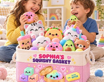 Peut inclure: Un panier de rangement rectangulaire en tissu rose et crème portant l'inscription "SOPHIA'S SQUISHY BASKET" avec des graphismes de ravioli, de beurre et de cubes. Le panier est rempli de diverses peluches dont un chat, une licorne, un beignet et un avocat.