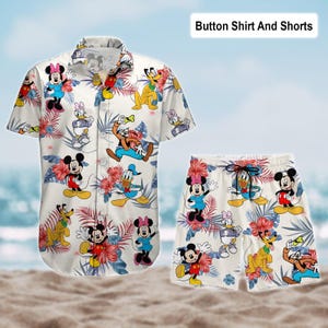 Może przedstawiać: Biały zestaw koszuli zapinanej na guziki i szortów. Zestaw posiada kolorowy nadruk postaci z kreskówek, w tym Myszki Miki, Myszki Minnie, Kaczora Donalda i Psa Pluto, z kwiatowymi akcentami. Widoczny jest tekst "Button Shirt And Shorts".