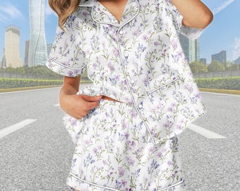 Lila blommigt kort satinpyjamasset, söta blommiga nattkläder för kvinnor, elegant satinloungeset, estetisk pyjamasoutfit, present till henne