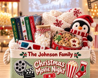 Può includere: Un cesto rettangolare in tessuto con manici in corda, con la scritta The Johnson Family Christmas Movie Night. Contiene custodie per DVD, un barattolo di marshmallow, un pinguino di peluche, una coperta bianca e dei biscotti.