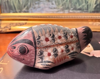 真鍮の鱗が付いたヴィンテージのトナラ魚、陶器の像、置物、メキシコの