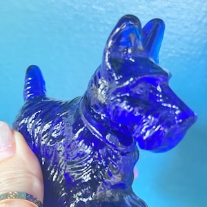 Pristine Mosser Glass Scottie Dog Figurine – Cobalt Blue Art Glass with Original Sticker