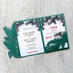 Puede incluir: Una invitación de boda verde y blanca con un tema de bosque de invierno. La invitación presenta un diseño de corte láser de ramas de pino y bayas. El texto de la invitación dice: "Están cordialmente invitados a celebrar la boda de Gina Marie Fanelli y Beau Jacob Johnson. Sábado 17 de diciembre de 2022 a las 3:30 pm. The Windwood Lodge, Chochton Lane, Middleton Township, Nueva York. Recepción a continuación. Detalles: Recepción inmediatamente después de la Santa Misa. RSVP."