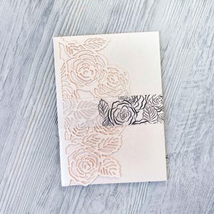 Szablon zaproszenia ślubnego wycinany laserowo z różami, Svg potrójnie składana koperta kieszonkowa Cricut pas brzuszny, szablon Papercut cameo, svg dxf ai pdf cdr
