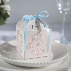 Plantilla de caja de regalo de boda con diseño de svg para fiesta de Navidad, caja de regalo de invierno con copos de nieve, caja de regalo cortada con láser con papel cameo (svg dxf ai cdr pdf)