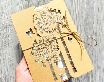 Szablon zaproszenia Cricut Tree SVG z motylami i RSVP, Rustykalna koperta zaproszenia ślubnego z wycinanym papierem, Wycinany laserowo kamea, DXF PDF AI