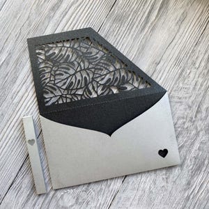 トロピカルな葉と腹帯が付いた現金封筒 SVG テンプレート、結婚式のレーザーカット ギフト カード、誕生日のクリカット マネー ホルダー、ペーパーカット カメオ DXF