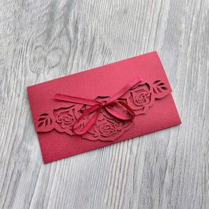 Plantilla de sobre de efectivo con hermosas rosas svg cricut, porta dinero de boda cortado con láser, tarjeta de regalo de cumpleaños cortada con papel cameo cdr ai dxf pdf