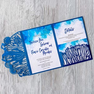 Plantilla de invitación para fiesta bajo el mar en formato SVG y juego de tarjetas de lugar, invitación cortada con láser en formato tríptico con océano azul, invitación de boda con conchas de playa