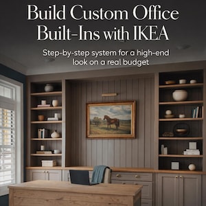 Puede incluir: Una guía de bricolaje titulada Beginner DIY Guide Build Custom Office Built-Ins with IKEA que muestra un escritorio de madera y estanterías grises integradas con armarios, estantes abiertos, un cuadro de un caballo y texto.