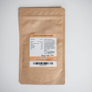 Könnte beinhalten: Ein brauner Papiersack mit "Johanniskernmehl" und einem weißen Etikett mit Nährwertangaben und dem Text "MY LECITHIN". Der Beutel hat einen Barcode und handschriftliche Zahlen.