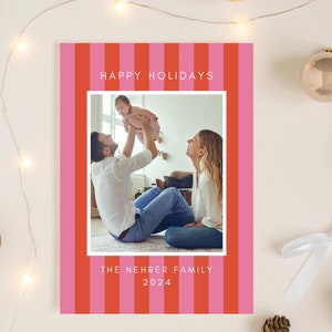 Plantilla de tarjeta navideña con foto, tarjeta navideña con rayas brillantes, tarjeta navideña estilo boho, tarjeta navideña minimalista moderna, tarjeta navideña colorida