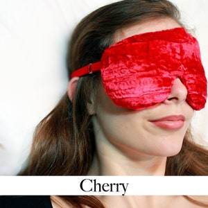 K&ouml;nnte beinhalten: Eine Schlafmaske aus rotem Samt mit einem elastischen Band. Die Maske ist so konzipiert, dass sie Licht abh&auml;lt und Ihnen beim Schlafen hilft.