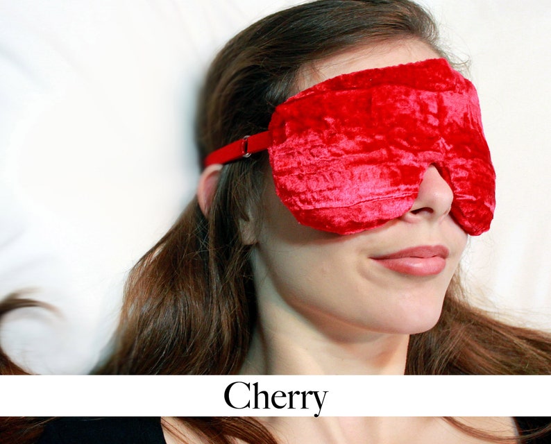 K&ouml;nnte beinhalten: Eine Schlafmaske aus rotem Samt mit einem elastischen Band. Die Maske ist so konzipiert, dass sie Licht abh&auml;lt und Ihnen beim Schlafen hilft.