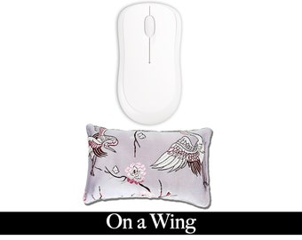 Lavish Comfort Ergonomic Mouse Wrist Rest Pad | Desktop Laptop | Semente de linho | Lavanda opcional | Brocado de cetim/veludo -On a Wing