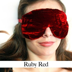Handgefertigte Opulence Blackout Schlaf Augenmaske | Leichte Füllwatte | Lavendel Duft Option | Luxuriöser Crushed Samt: Schwarz Ruby Red