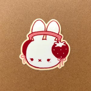 Pegatina de vinilo con forma de conejito de fresa con auriculares, impermeable, bonita, para portátil, diario, agenda, bujo, funda de teléfono y botella de agua.