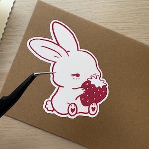 Pegatina de vinilo con forma de conejito de fresa / bonita pegatina, papelería, fresas, diario, planificadores, bujo, conejitos, libro