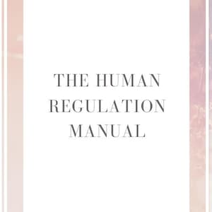 Może przedstawiać: Okładka książki z miękkim, gradientowym tłem. Tekst brzmi „WHAT THE F*CK IS MY BODY DOING?!“ nad „THE HUMAN REGULATION MANUAL”. Autor i wydawca są wymienieni na dole.