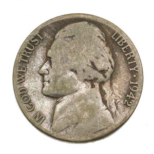 Op de afbeelding: Een zilveren Jefferson-nikkelmunt uit 1942. De munt toont een profiel van Thomas Jefferson en de woorden "IN GOD WE TRUST" en "LIBERTY 1942".