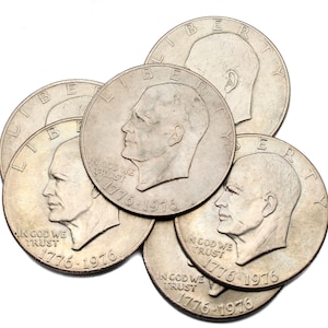 Könnte beinhalten: Eine Ansammlung silberfarbener Münzen, die jeweils das Profil eines Mannes und die Inschriften "LIBERTY", "IN GOD WE TRUST" und "1776-1976" zeigen. Die Münzen sind leicht überlappend vor weißem Hintergrund angeordnet.