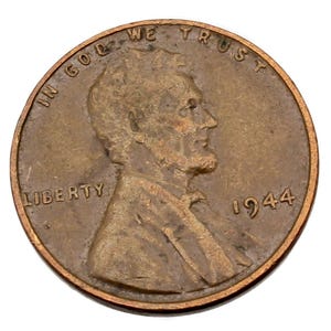 Puede incluir: Una moneda de cobre de 1944, un centavo Lincoln. La moneda presenta un perfil de Abraham Lincoln, con las inscripciones "IN GOD WE TRUST" y "LIBERTY". El año "1944" también es visible.