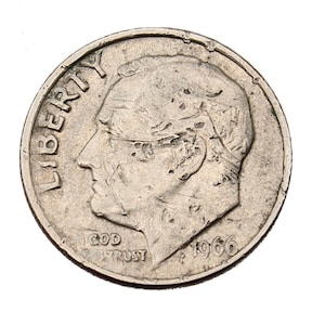 Puede incluir: Una moneda de diez centavos estadounidense de 1966 de plata. La moneda presenta un perfil de Franklin D. Roosevelt, la palabra "LIBERTY" en la parte superior, y "GOD TRUST" y la fecha "1966" en la parte inferior. La moneda es circular y tiene un aspecto desgastado.