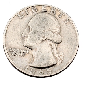 Może przedstawiać: Srebrna moneta ćwierćdolarowa z 1965 roku. Moneta przedstawia profil George'a Washingtona, napis "LIBERTY" u góry oraz "IN GOD WE TRUST" i datę "1965" u dołu. Moneta jest okrągła.