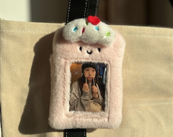 Pluszowy uchwyt na karty fotograficzne K-pop | Uroczy, puszysty brelok