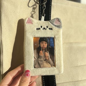 Portatarjetas fotográficas de gatito / Portatarjetas fotográficas de peluche suave / Portatarjetas estético lindo y esponjoso / Llavero Kpop / Regalo Kpop para ella / Amante del Kpop