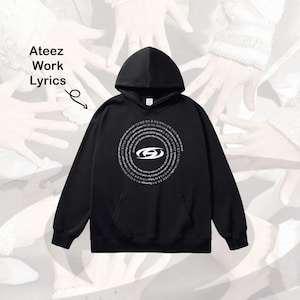 Op de afbeelding: Zwart hoodie met een wit grafisch ontwerp van een cirkel met tekst erin. De tekst luidt "Ateez Work Lyrics".