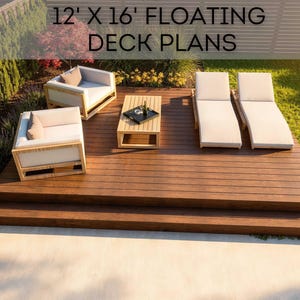 Può includere: Un ponte di legno con mobili da esterno, tra cui due poltrone, un tavolino e due sedie a sdraio. Il ponte misura 3,66 m x 4,88 m, con il testo "12' X 16' FLOATING DECK PLANS" in alto. I mobili hanno cuscini beige e telai in legno chiaro.