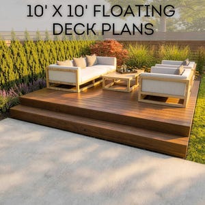 Könnte beinhalten: Eine hölzerne, schwebende Terrasse mit zwei Stufen, ausgestattet mit einem hellen Sofa und zwei passenden Sesseln sowie einem zentralen Couchtisch. Der Text 10' X 10' FLOATING DECK PLANS oben im Bild gibt die Maße der Konstruktion an.