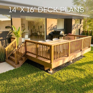 Könnte beinhalten: Eine Holzterrasse mit Geländer und Treppe an einem Haus, mit dem Text 14' X 16' DECK PLANS. Die Struktur umfasst einen Tisch und Stühle und befindet sich neben einer grünen Rasenfläche und einer dunkelgrauen Außenwand mit großen Glastüren.