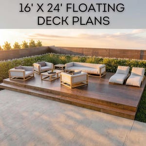 Op de afbeelding: Een 16' x 24' zwevend terras met een houten platform met meerdere niveaus, voorzien van een set buitenmeubels waaronder een bank, twee fauteuils, twee ligstoelen en twee salontafels, geplaatst op een donkerbruin houten oppervlak.
