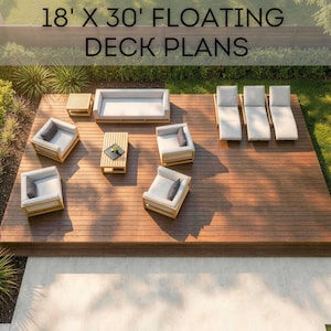 Pode incluir: Um deck flutuante retangular de madeira de 18' x 30' com o texto 18' X 30' FLOATING DECK PLANS. O deck apresenta um sofá de cor clara, quatro poltronas, uma mesa de centro, uma mesa lateral e três espreguiçadeiras com almofadas.