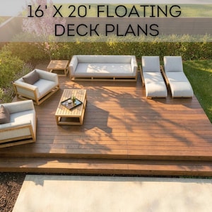 Könnte beinhalten: Eine schwimmende Holzterrasse mit dem Text 16' X 20' FLOATING DECK PLANS darüber. Die Terrasse hat eine hellbraune Holzoberfläche und ist mit einem Sofa, zwei Sesseln, zwei Liegestühlen und zwei Tischen mit hellgrauen Polstern ausgestattet.