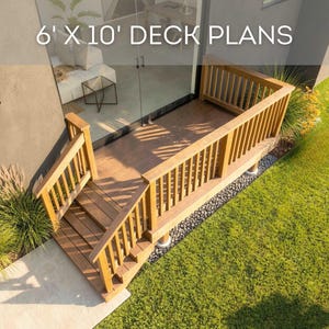Könnte beinhalten: Eine Ansicht von oben auf eine braune Holzterrasse mit Geländern und Treppen, die zu einer Glastür führen. Der Text 6' X 10' DECK PLANS steht oben. Die Struktur hat vertikale Geländerstäbe und befindet sich neben einer grünen Rasenfläche.