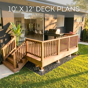 Peut inclure: Une terrasse en bois avec garde-corps et escaliers fixée à une maison aux murs sombres, avec le texte 10' X 12' DECK PLANS. La structure comprend des balustres verticaux, un barbecue sur la terrasse et une plante en pot près des portes vitrées.